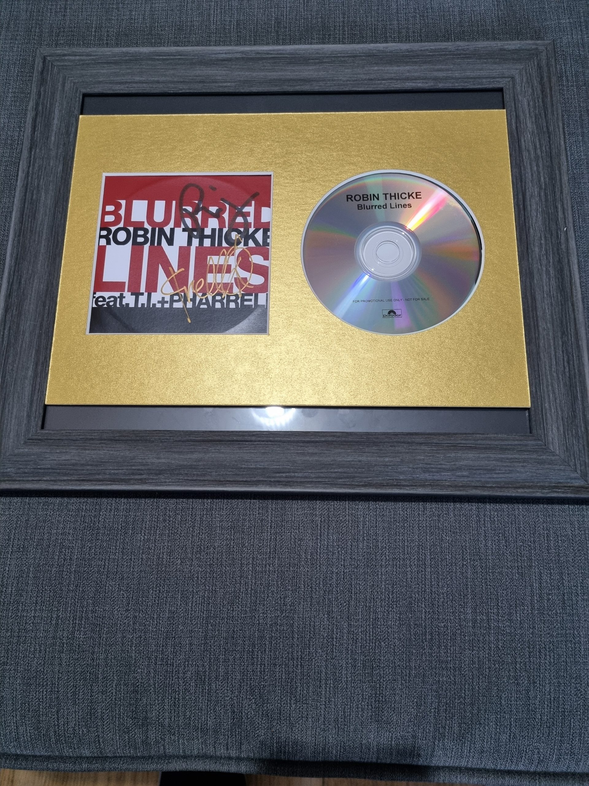 DOZENS OF SIGNED CDS – Elite Autographs